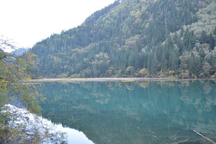 山间幽蓝湖泊美景