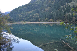 山间幽蓝湖水静谧之景