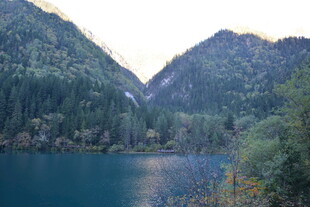 山间幽蓝湖泊美景