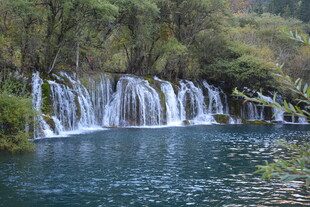 山间秀丽瀑布与幽蓝湖水