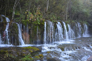 山间瀑布流水自然美景