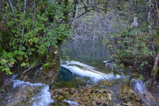 山间溪流中的白色漂流艇