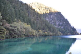 碧绿湖水与葱郁山林美景