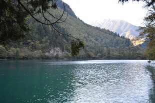 青山环抱的碧绿湖水