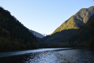 山间宁静湖泊美景