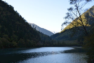 山间静谧湖泊美景