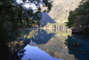 静谧山水间的绝美倒影