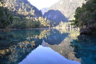 秀丽山水湖景风光图