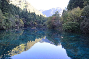 清澈山林间的幽蓝湖水