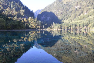 山间幽湖 静谧如画