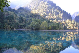 山间幽蓝澄澈的静谧湖水