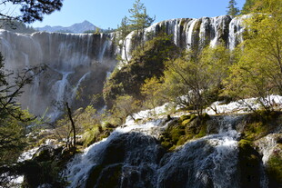 壮观瀑布与葱郁山林