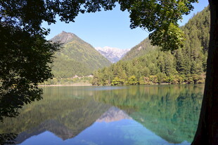 湖光山色间的自然美景