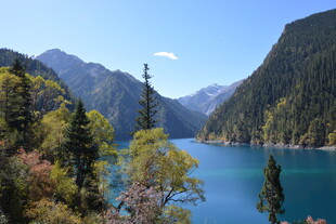 秀丽山水间的蓝色湖泊