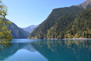 青山环抱的澄澈蓝湖