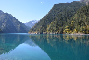 静谧蓝湖映青山
