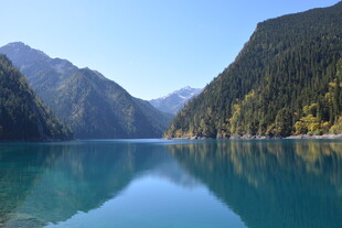 清澈高山湖泊美景