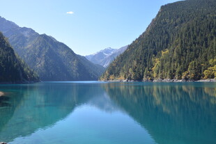 秀丽山水间的澄澈蓝湖