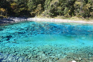 清澈碧蓝的山间幽潭