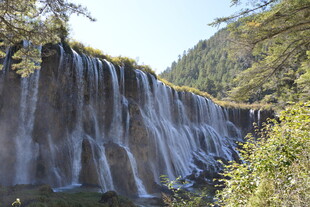 山间壮观瀑布景观