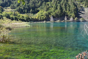 清澈碧绿的山间湖泊