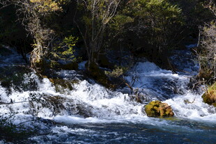 山间溪流瀑布自然美景