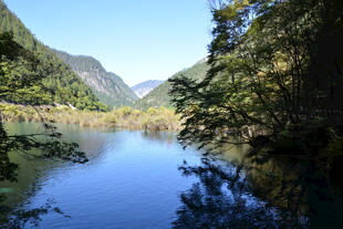 宁静山水间的美丽湖景