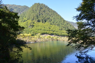 青山绿水间的静谧湖泊