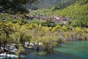 青山绿水间的美丽村落