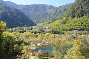 山间秀丽河谷风光