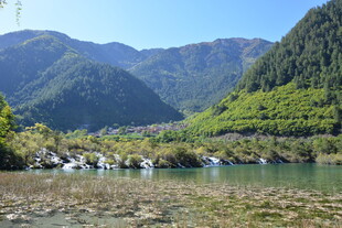 山间绿水畔的秀丽景致