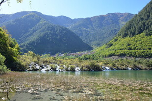 山间静谧湖泊与葱郁山峦