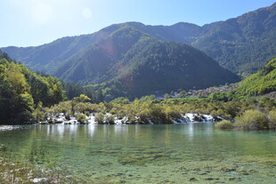 山间清澈湖泊美景