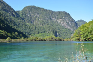 青山绿水间的澄澈湖景