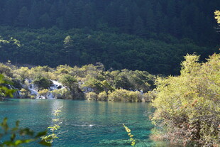 秀丽山水间的澄澈湖泊