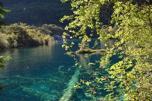 清澈幽蓝的山间河流景色