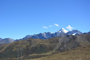 壮丽雪山与开阔山野景观