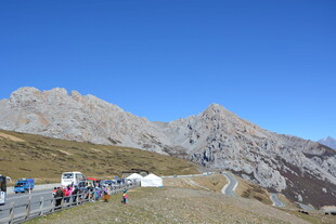 山间观景处的游客与美景