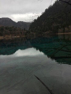 静谧山水间的澄澈湖水
