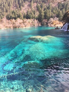 清澈碧蓝的山间幽美湖水