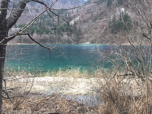 山间幽蓝湖水自然景致