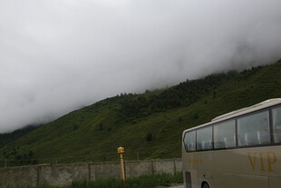 山间云雾下的行驶客车