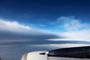 飞机舷窗俯瞰云海美景