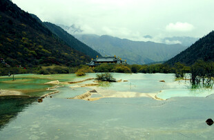 梦幻山水间的多彩水域
