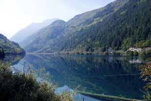 静谧山水湖景图