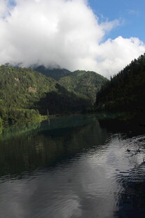 青山绿水间的静谧湖泊