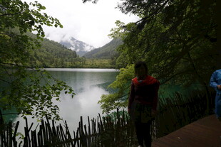 湖畔漫步赏景的游客
