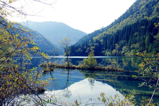 山间静谧湖景 自然之美