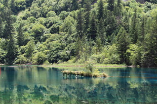 青山环抱的澄澈湖泊