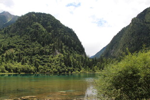 青山绿水间的静谧湖泊